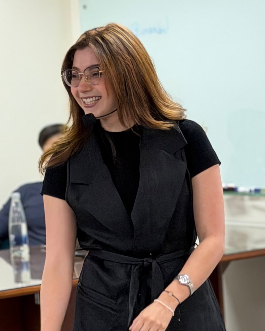 Yurany Posada sonriendo mientras dicta su taller presencial